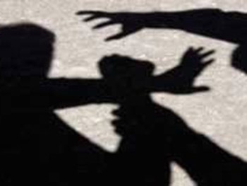 В Запорожской области мужчину пытались сбросить с моста, обзывая маньяком фото