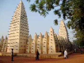 В Буркина-Фасо автобус упал в реку: есть погибшие фото