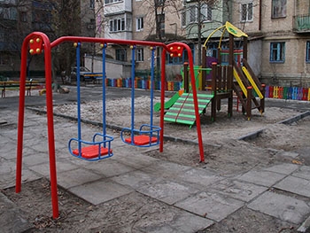 Детские площадки для жителей мелитопольских многоэтажек стали яблоком раздора фото