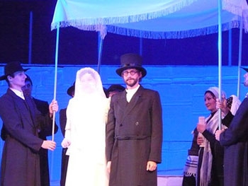 Актер запорожского театра упал в главный мелитопольский фонтан и сломал позвоночник фото