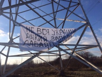 В Запорожье вывесили огромные плакаты «Нет блокаде Крыма» (фото, видео) фото