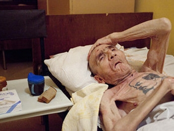 В частном доме престарелых женщина-алкоголичка жестоко издевалась над беспомощными стариками фото