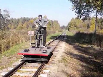 Три украинца на дрезине пытались провезти на оккупированный Донбасс  лампочки и шампанское фото