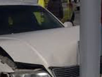 В Запорожье женщина за рулем протаранила столб, пешехода, ворота и дом фото