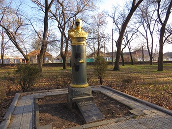 В Мелитополе вандалы надругались над памятником генералу-освободителю фото