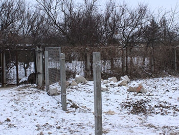 В Мелитополе неизвестные украли подаренный школе забор фото