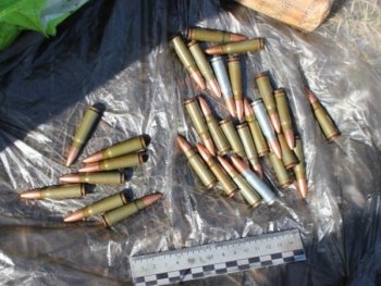 Правоохранители обнаружили 3 тайника с боеприпасами фото