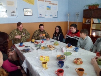 Ученики мелитопольской «вечерки» пригласили на чай участников АТО фото