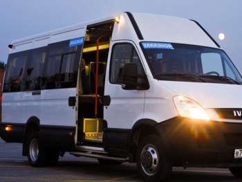 В центре Киева автомобиль столкнулся с маршруткой фото