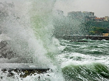 Одесское побережье поглощает мощный шторм  фото