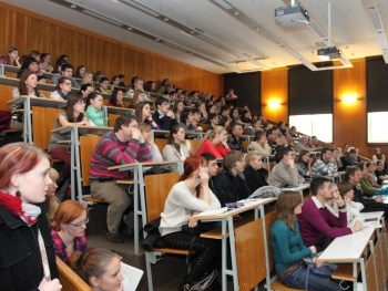 В сеть попали снимки донецкого профессора и его несовершеннолетней любовницы фото