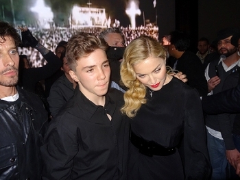 Сын Мадонны сбежал, прогуливает школу и курит фото