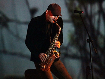 Мелодии любви от саксофона и гитары фото