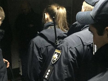 Обыски в патрульной полиции Одессы: СБУ задержала девушку-полицейского фото
