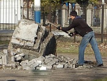 В Мелитополе вслед за памятниками начали сносить постаменты фото
