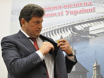 Мэр Запорожья на сессии горсовета получил пулю фото