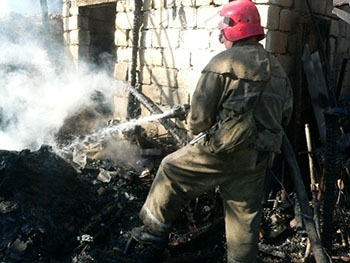 В Мелитопольском районе от сарая загорелся дом фото