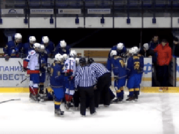 Украинский хоккеист спас жизнь игроку во время матча: жуткое видео фото
