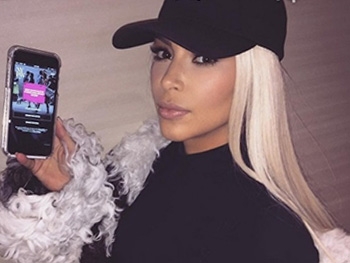 Ким Кардашьян показала первое фото своего сына фото