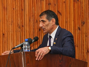 От депутатов Мелитопольского райсовета требуют сохранить малокомплектную школу фото