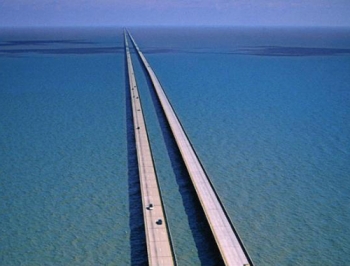 Чудо инженерии и гордость США: самый длинный мост в мире  фото