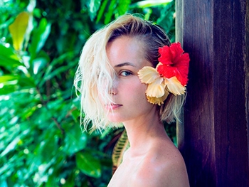 Муж показал голую Полину Гагарину  фото