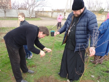 Священники и прихожане мелитопольских храмов позаботились о малой Родине фото