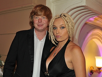 Рыжий Иванушка похвастался красавицей-женой и подросшим сыном фото