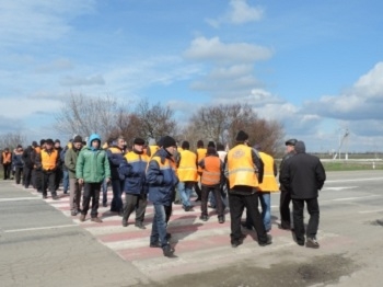 Рабочие перекрыли трассу под Мелитополем фото