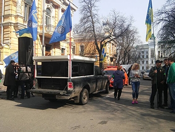 Мелитопольские активисты в эпицентре столкновений возле Администрации Президента фото