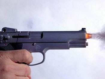 В Мелитопольском районе парень поссорился с девушкой и выстрелил ей в ногу фото