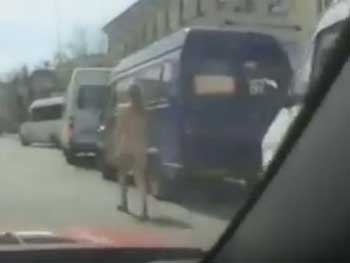 Появление голой девушки на проспекте взбудоражило соцсети. Несколько пользователей рассказали страшные подробности фото
