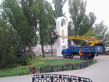 Коммунальщики взялись за памятники фото