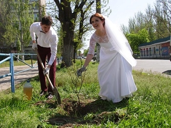 К акции Посади дерево присоединились даже молодожены (фоторепортаж) фото
