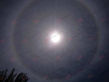 В бердянском небе в полдень появился оптический феномен фото