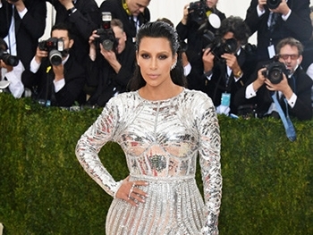 Опять опозорилась: наряд Ким Кардашьян стал мемом  фото