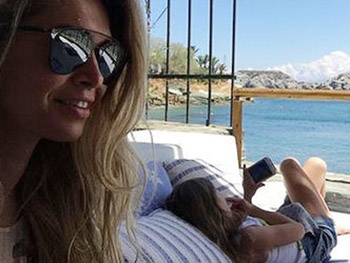 У Веры Брежневой из-за ветра взлетело платье  фото