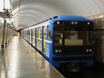 Мать с двумя детьми бросилась под поезд в Харькове  фото