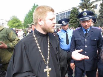 Священник, надевший в День Победы георгиевскую ленту, уволен фото