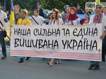 Сотни патриотов из Запорожья надели вышиванки и вышли на парад  фото