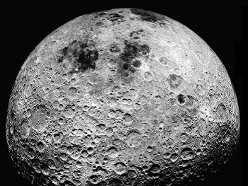 Ученые рассказали о неизвестных кратерах на темной стороне Луны фото