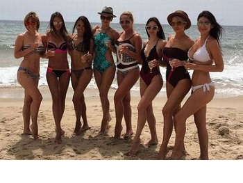 Жены игроков сборной Украины позируют в купальниках фото