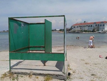 Популярный севастопольский пляж остался без песка фото