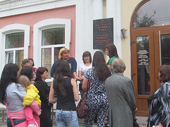 Вынужденные переселенцы пришли протестовать под мэрию фото