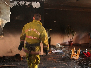 Причиной пожара могла стать оставленная в детской комнате сигарета - МЧС фото