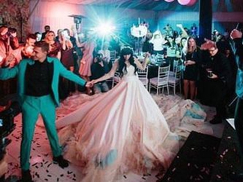 Шикарная свадьба российской телеведущей и сына поэта: платье с 8-метровым шлейфом  фото