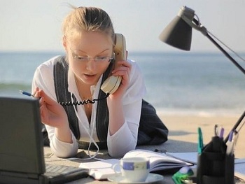 Статистика: в Украине три четверти отпускников все равно работают фото