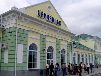 Поезда, прибывающие в Бердянск, заполнены под завязку фото