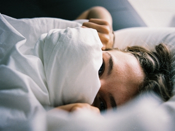 Ученые выяснили, в какую ночь сон самый эффективный фото