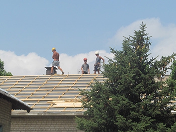 На третьей школе перекроют крышу профнастилом фото